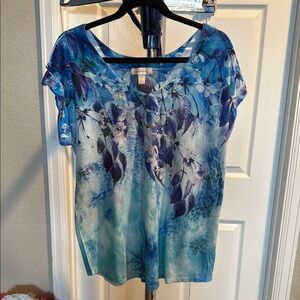 Dress barnlightweight short sleeve Blue Relaxed Graphic Blouse. Size Large